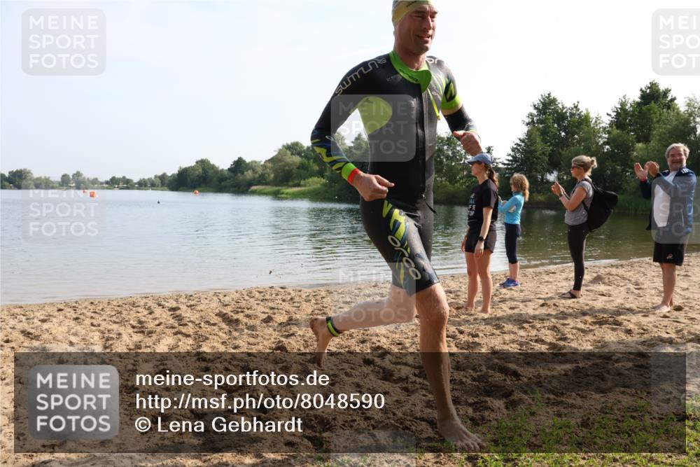 15.06.2025 - 27. Vierlanden-Triathlon Lena Gebhardt http://msf.ph/oto/8048590 15.06.2025 09:04:57 Schwimmen 205, 238 meine-sportfotos.de