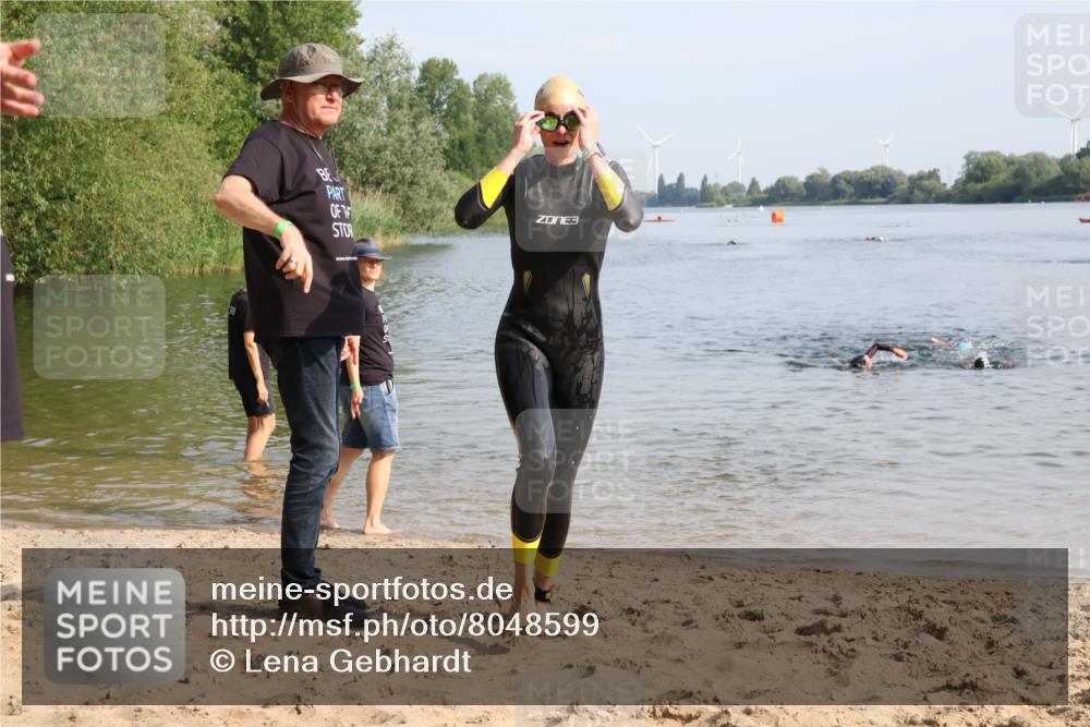 15.06.2025 - 27. Vierlanden-Triathlon Lena Gebhardt http://msf.ph/oto/8048599 15.06.2025 09:05:04 Schwimmen 205, 238 meine-sportfotos.de