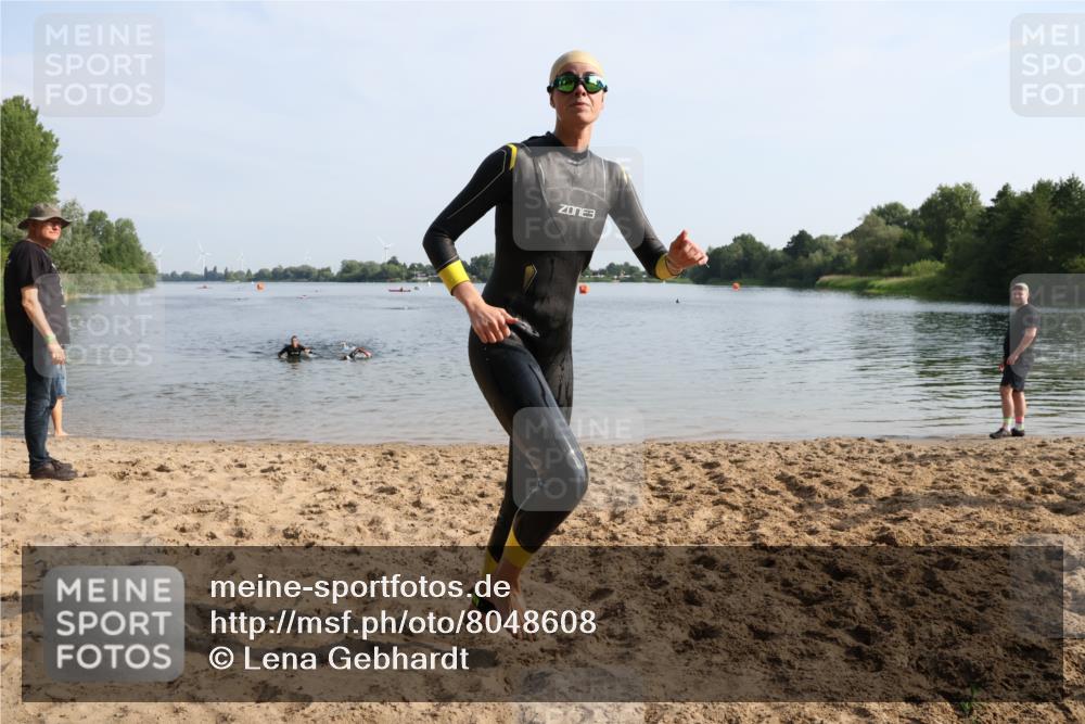 15.06.2025 - 27. Vierlanden-Triathlon Lena Gebhardt http://msf.ph/oto/8048608 15.06.2025 09:05:06 Schwimmen 205, 209 meine-sportfotos.de