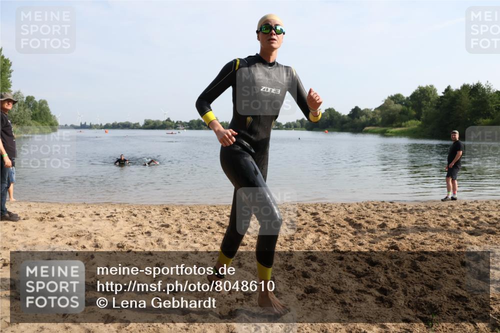 15.06.2025 - 27. Vierlanden-Triathlon Lena Gebhardt http://msf.ph/oto/8048610 15.06.2025 09:05:06 Schwimmen 205, 209 meine-sportfotos.de
