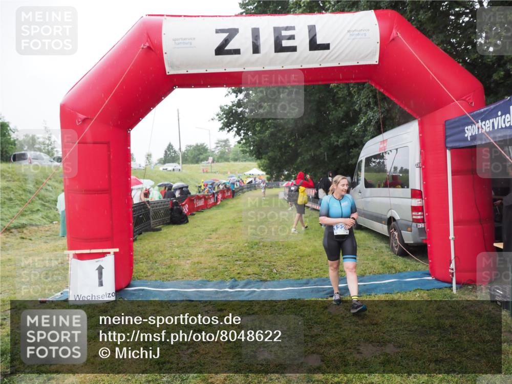 21.06.2025 - 27. Vierlanden-Triathlon MichiJ http://msf.ph/oto/8048622 15.06.2026 14:20:43 Ziel 1225 meine-sportfotos.de