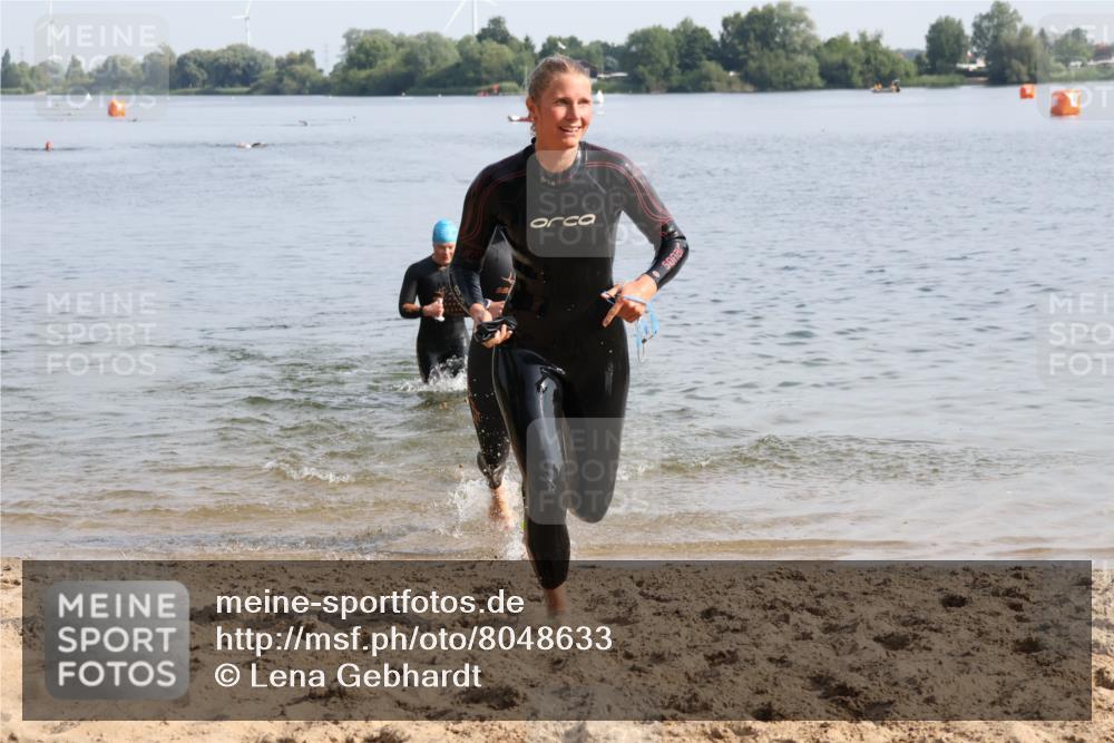 15.06.2025 - 27. Vierlanden-Triathlon Lena Gebhardt http://msf.ph/oto/8048633 15.06.2025 09:05:15 Schwimmen 209, 221, 222 meine-sportfotos.de
