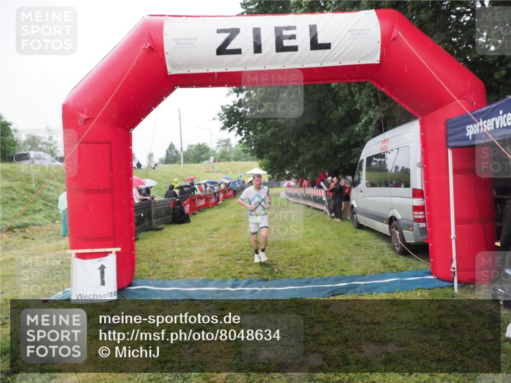 21.06.2025 - 27. Vierlanden-Triathlon MichiJ http://msf.ph/oto/8048634 15.06.2026 14:20:52 Ziel 806 meine-sportfotos.de