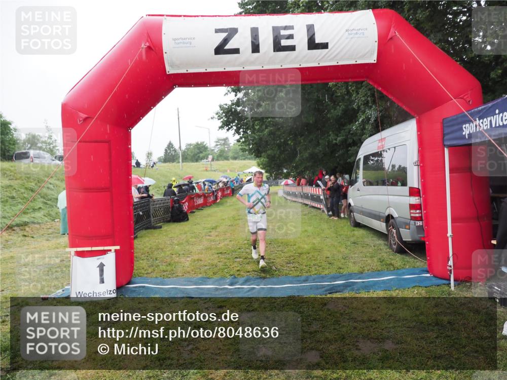 21.06.2025 - 27. Vierlanden-Triathlon MichiJ http://msf.ph/oto/8048636 15.06.2026 14:20:53 Ziel 806 meine-sportfotos.de