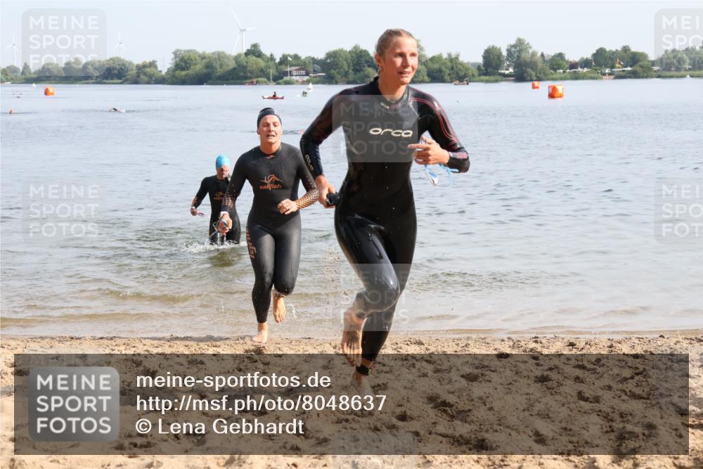 15.06.2025 - 27. Vierlanden-Triathlon Lena Gebhardt http://msf.ph/oto/8048637 15.06.2025 09:05:16 Schwimmen 209, 221, 222 meine-sportfotos.de