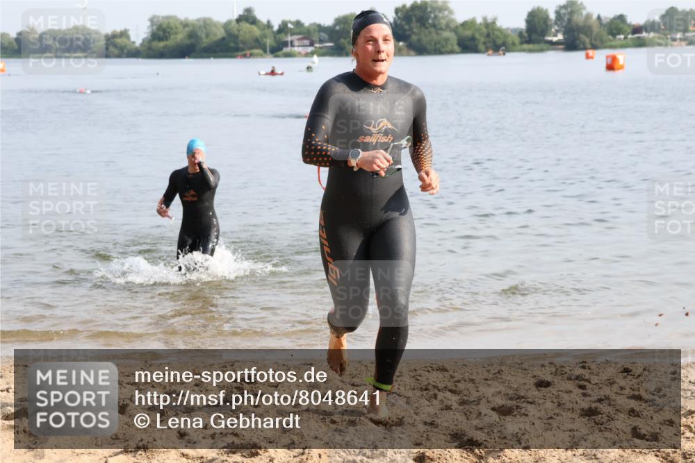 15.06.2025 - 27. Vierlanden-Triathlon Lena Gebhardt http://msf.ph/oto/8048641 15.06.2025 09:05:17 Schwimmen 209, 221, 222 meine-sportfotos.de