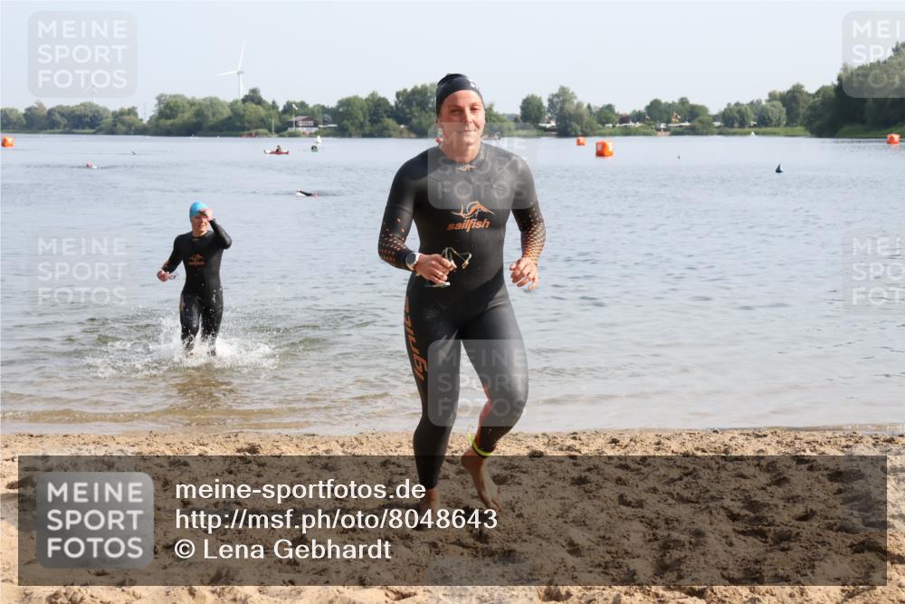 15.06.2025 - 27. Vierlanden-Triathlon Lena Gebhardt http://msf.ph/oto/8048643 15.06.2025 09:05:17 Schwimmen 209, 221, 222 meine-sportfotos.de