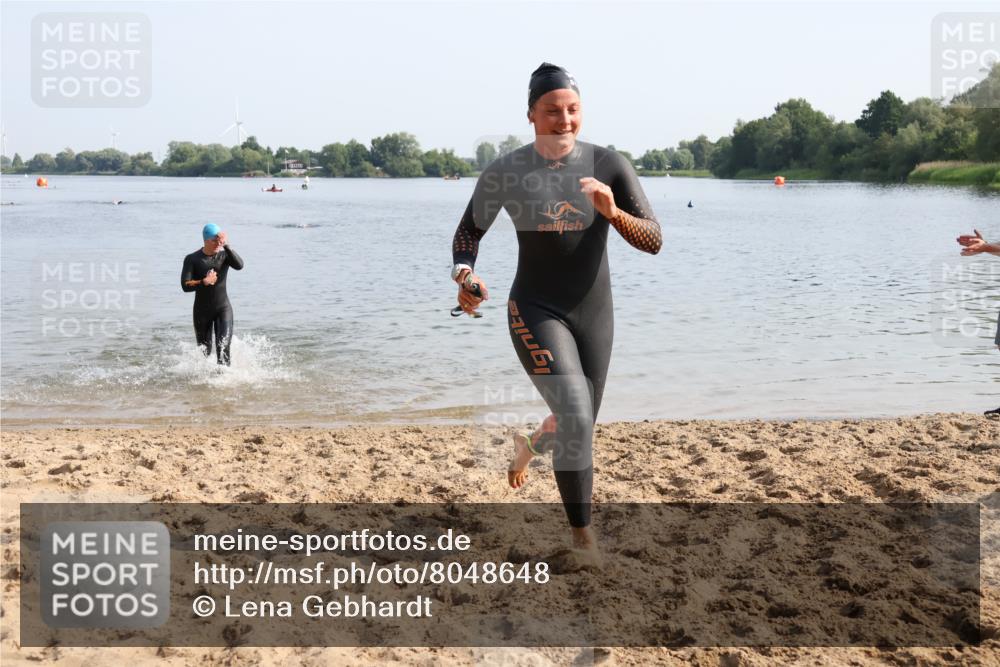 15.06.2025 - 27. Vierlanden-Triathlon Lena Gebhardt http://msf.ph/oto/8048648 15.06.2025 09:05:18 Schwimmen 209, 221, 222 meine-sportfotos.de