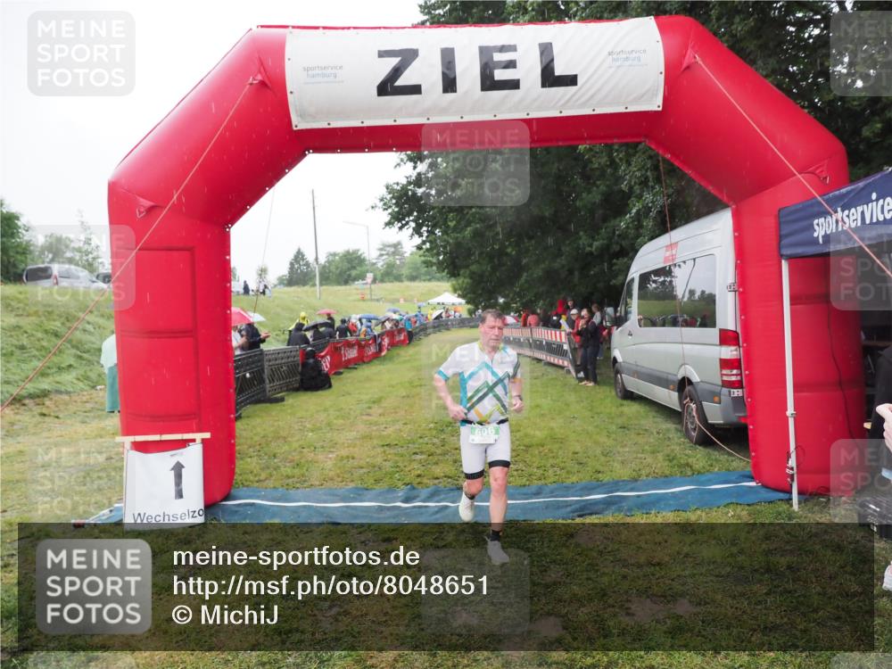 21.06.2025 - 27. Vierlanden-Triathlon MichiJ http://msf.ph/oto/8048651 15.06.2026 14:20:53 Ziel 806 meine-sportfotos.de