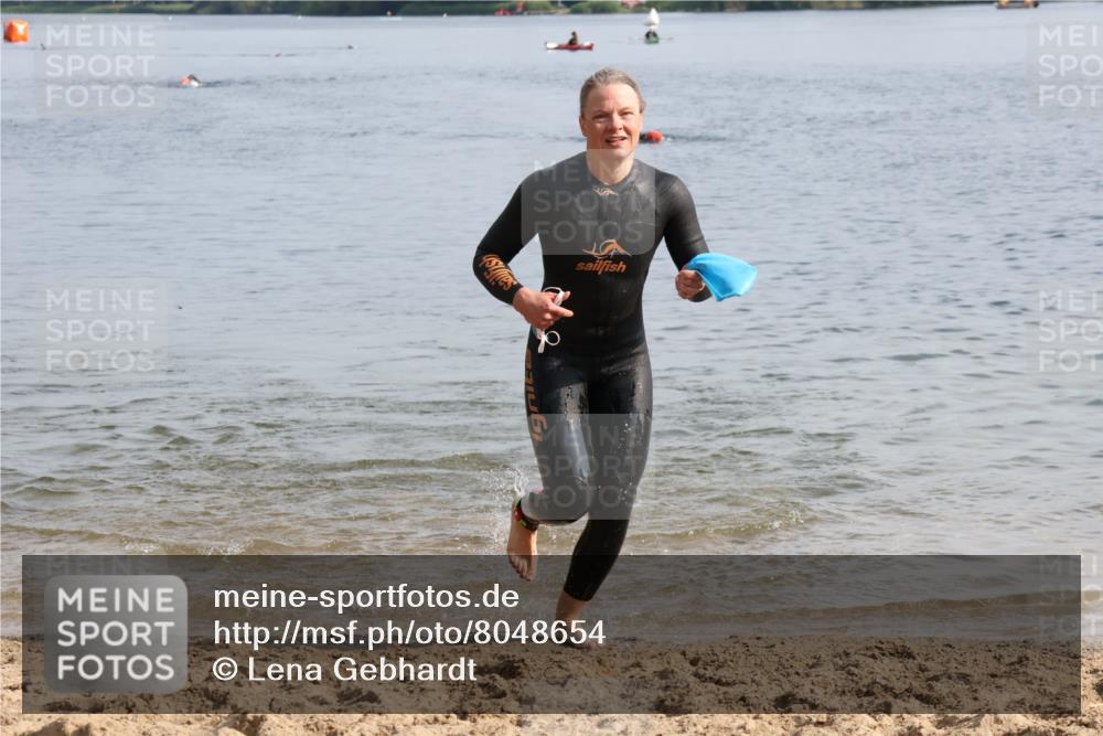 15.06.2025 - 27. Vierlanden-Triathlon Lena Gebhardt http://msf.ph/oto/8048654 15.06.2025 09:05:19 Schwimmen 209, 221, 222 meine-sportfotos.de