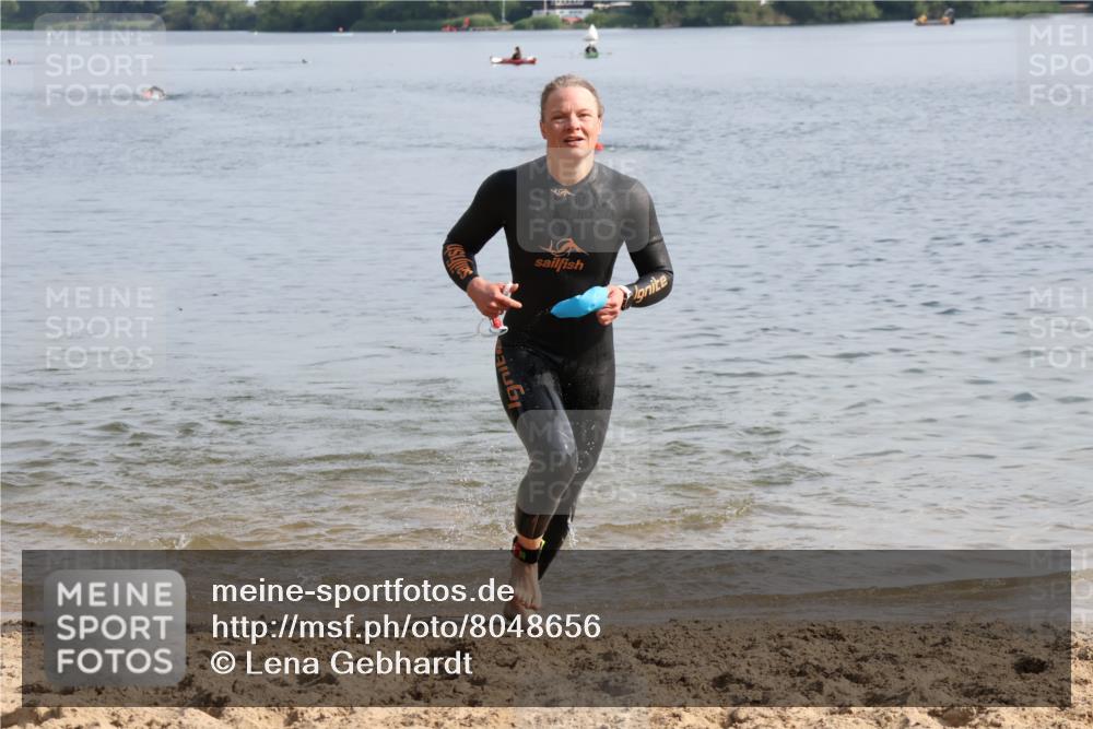 15.06.2025 - 27. Vierlanden-Triathlon Lena Gebhardt http://msf.ph/oto/8048656 15.06.2025 09:05:19 Schwimmen 209, 221, 222 meine-sportfotos.de