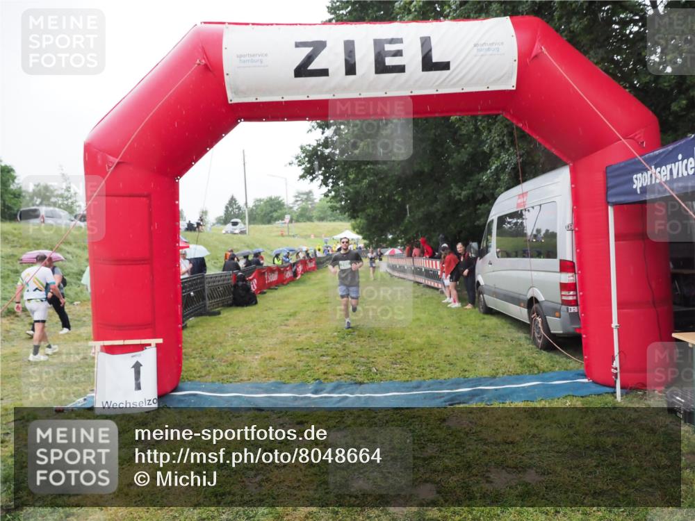 21.06.2025 - 27. Vierlanden-Triathlon MichiJ http://msf.ph/oto/8048664 15.06.2026 14:21:24 Ziel 742 meine-sportfotos.de