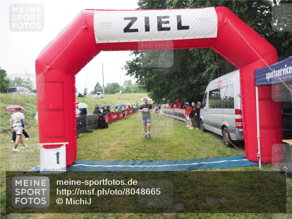 21.06.2025 - 27. Vierlanden-Triathlon MichiJ http://msf.ph/oto/8048665 15.06.2026 14:21:24 Ziel 742 meine-sportfotos.de