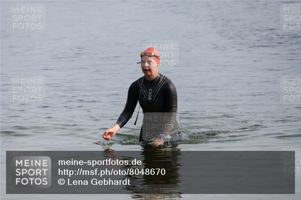 15.06.2025 - 27. Vierlanden-Triathlon Lena Gebhardt http://msf.ph/oto/8048670 15.06.2025 09:06:01 Schwimmen 216 meine-sportfotos.de