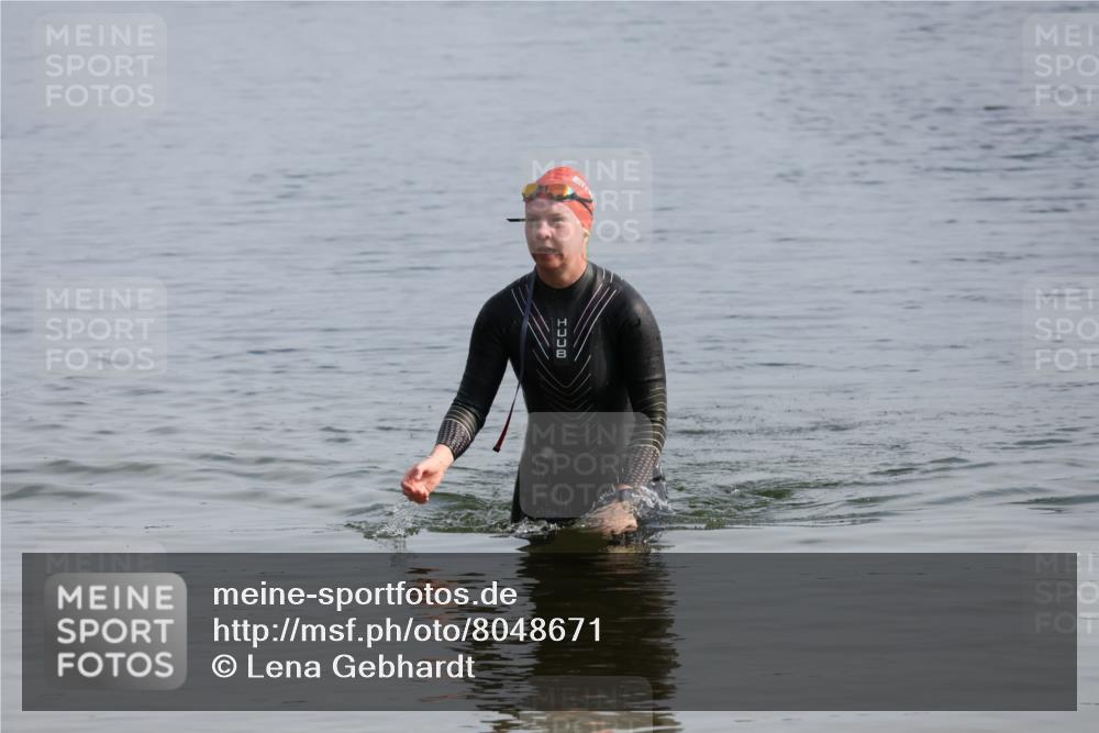 15.06.2025 - 27. Vierlanden-Triathlon Lena Gebhardt http://msf.ph/oto/8048671 15.06.2025 09:06:01 Schwimmen 216 meine-sportfotos.de