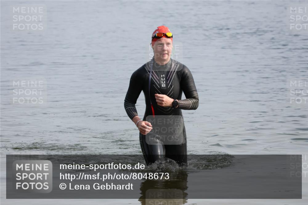 15.06.2025 - 27. Vierlanden-Triathlon Lena Gebhardt http://msf.ph/oto/8048673 15.06.2025 09:06:04 Schwimmen 216 meine-sportfotos.de