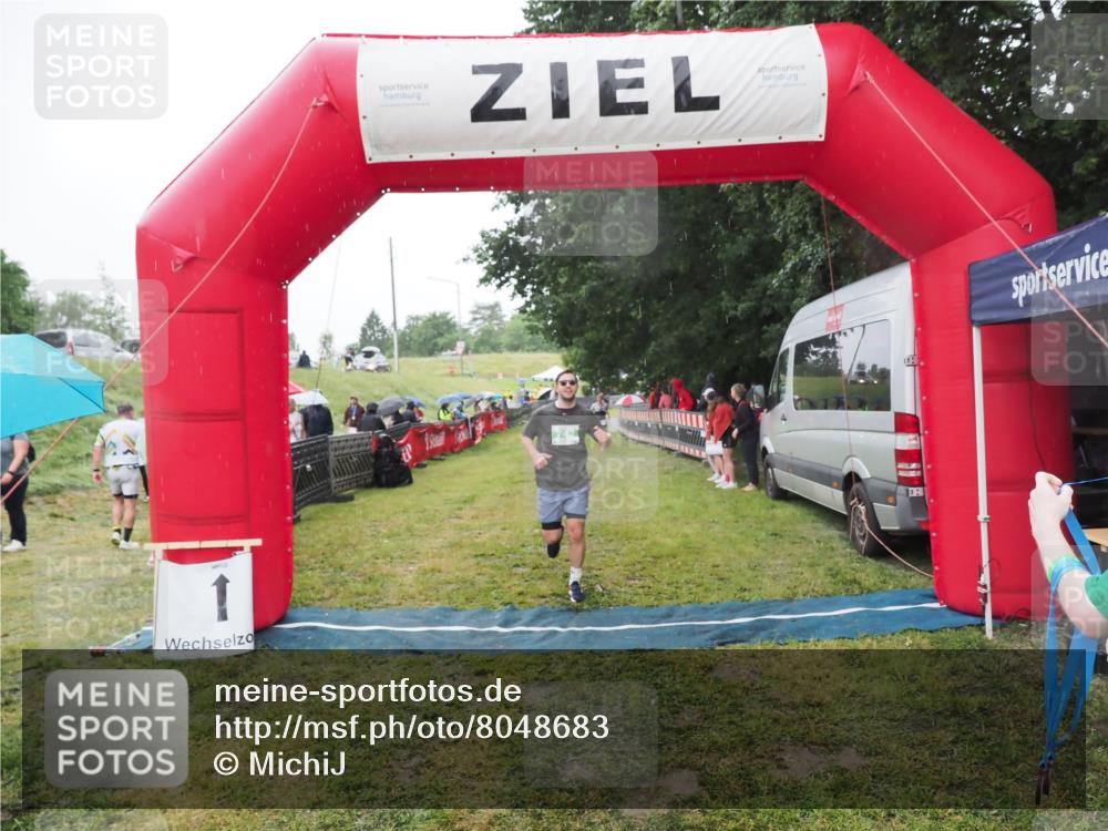 21.06.2025 - 27. Vierlanden-Triathlon MichiJ http://msf.ph/oto/8048683 15.06.2026 14:21:25 Ziel 742 meine-sportfotos.de