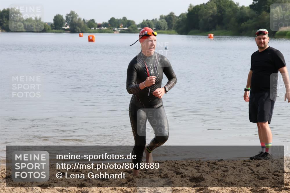 15.06.2025 - 27. Vierlanden-Triathlon Lena Gebhardt http://msf.ph/oto/8048689 15.06.2025 09:06:09 Schwimmen 216 meine-sportfotos.de