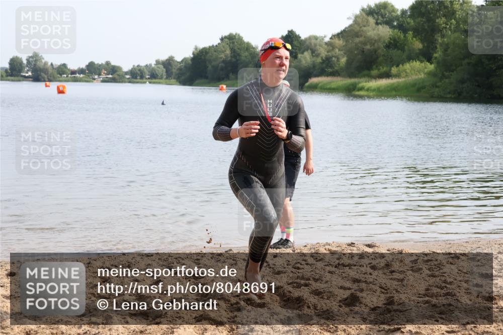 15.06.2025 - 27. Vierlanden-Triathlon Lena Gebhardt http://msf.ph/oto/8048691 15.06.2025 09:06:10 Schwimmen 216 meine-sportfotos.de