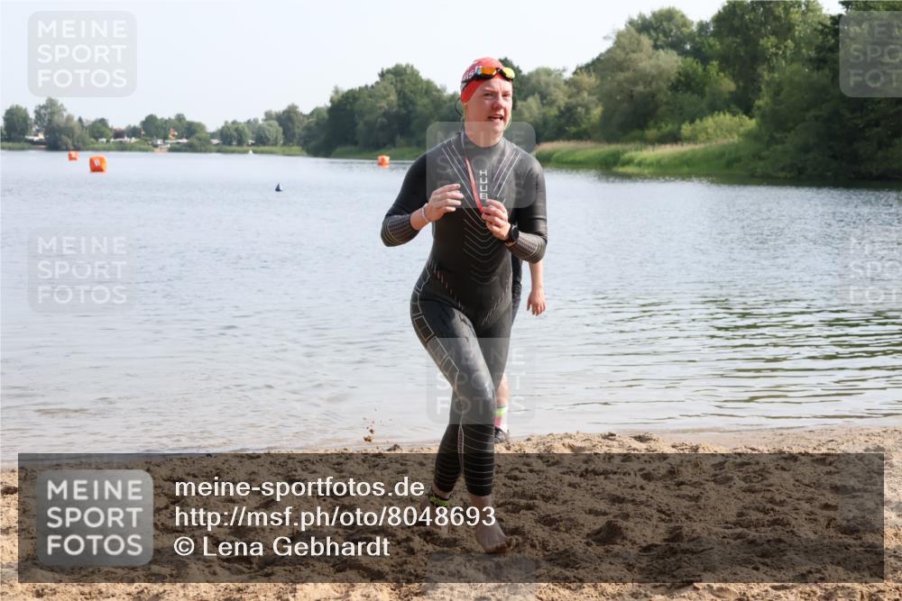 15.06.2025 - 27. Vierlanden-Triathlon Lena Gebhardt http://msf.ph/oto/8048693 15.06.2025 09:06:10 Schwimmen 216 meine-sportfotos.de