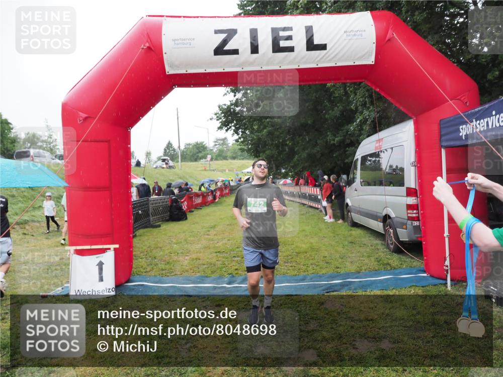 21.06.2025 - 27. Vierlanden-Triathlon MichiJ http://msf.ph/oto/8048698 15.06.2026 14:21:26 Ziel 742 meine-sportfotos.de