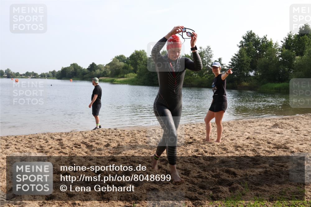 15.06.2025 - 27. Vierlanden-Triathlon Lena Gebhardt http://msf.ph/oto/8048699 15.06.2025 09:06:11 Schwimmen 216 meine-sportfotos.de