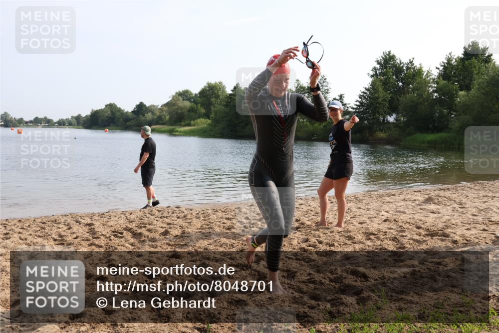 15.06.2025 - 27. Vierlanden-Triathlon Lena Gebhardt http://msf.ph/oto/8048701 15.06.2025 09:06:11 Schwimmen 216 meine-sportfotos.de