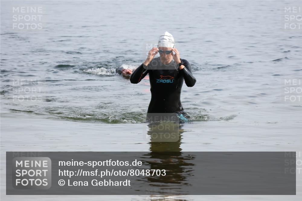 15.06.2025 - 27. Vierlanden-Triathlon Lena Gebhardt http://msf.ph/oto/8048703 15.06.2025 09:06:47 Schwimmen 212 meine-sportfotos.de