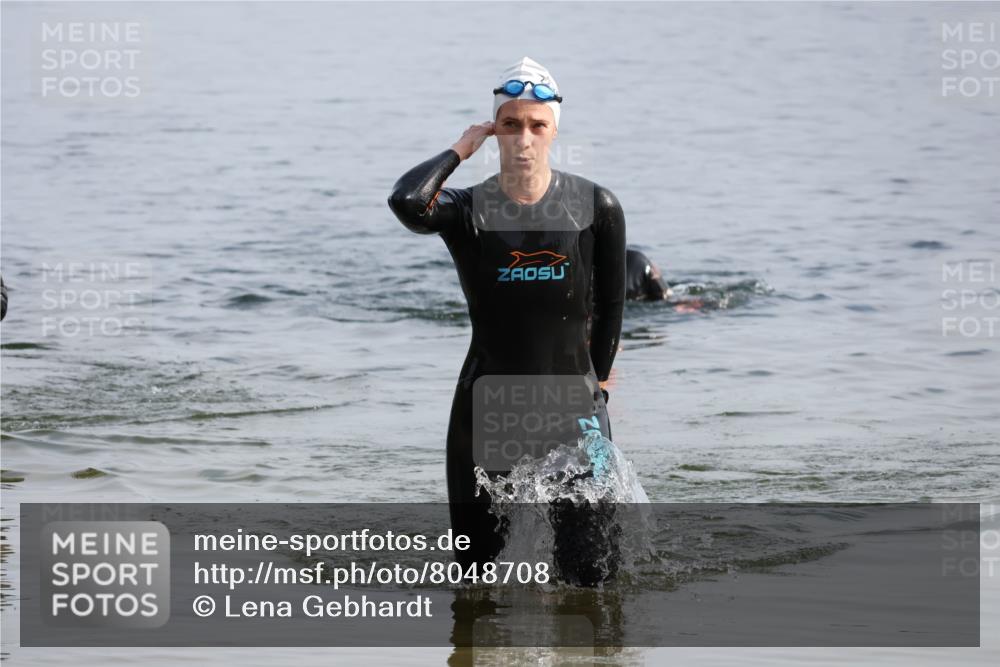 15.06.2025 - 27. Vierlanden-Triathlon Lena Gebhardt http://msf.ph/oto/8048708 15.06.2025 09:06:51 Schwimmen 212, 251 meine-sportfotos.de