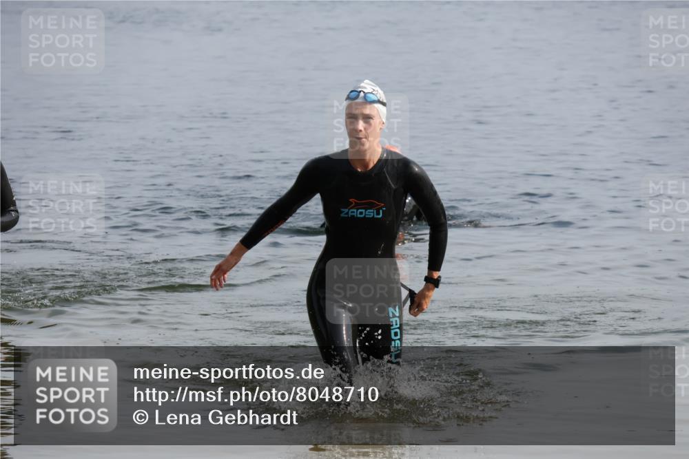 15.06.2025 - 27. Vierlanden-Triathlon Lena Gebhardt http://msf.ph/oto/8048710 15.06.2025 09:06:51 Schwimmen 212, 251 meine-sportfotos.de