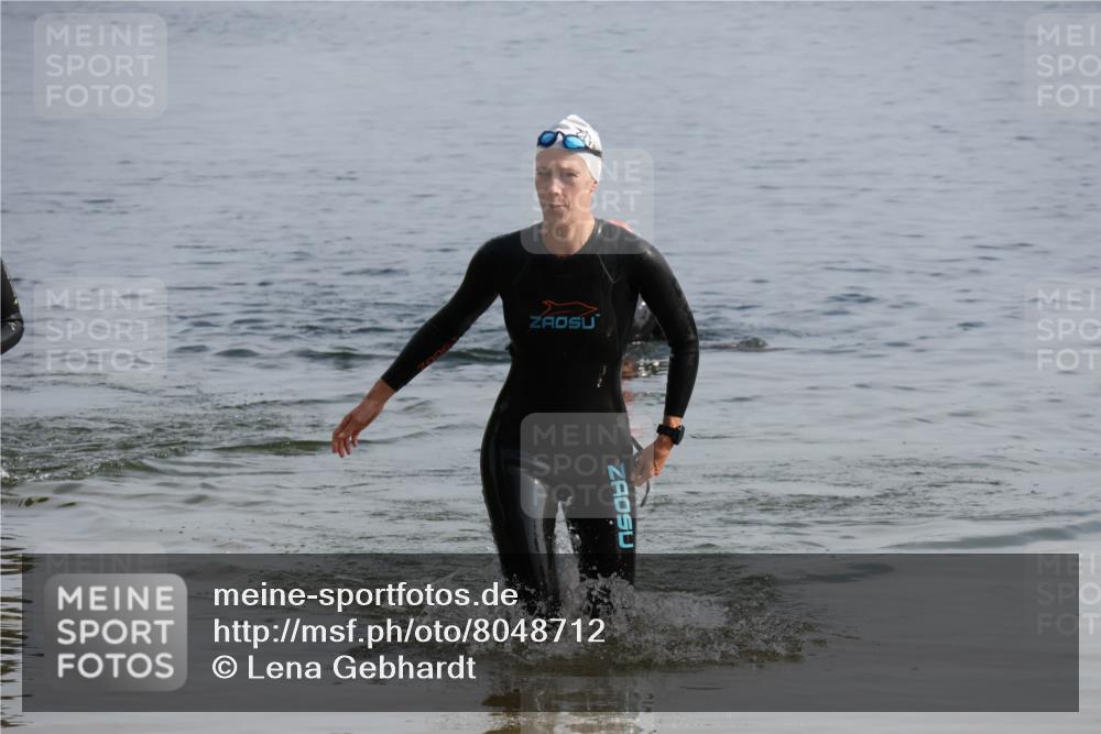15.06.2025 - 27. Vierlanden-Triathlon Lena Gebhardt http://msf.ph/oto/8048712 15.06.2025 09:06:51 Schwimmen 212, 251 meine-sportfotos.de