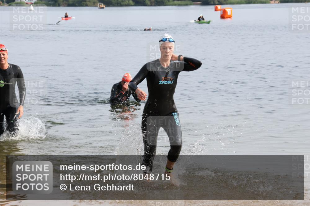 15.06.2025 - 27. Vierlanden-Triathlon Lena Gebhardt http://msf.ph/oto/8048715 15.06.2025 09:06:53 Schwimmen 212, 251 meine-sportfotos.de