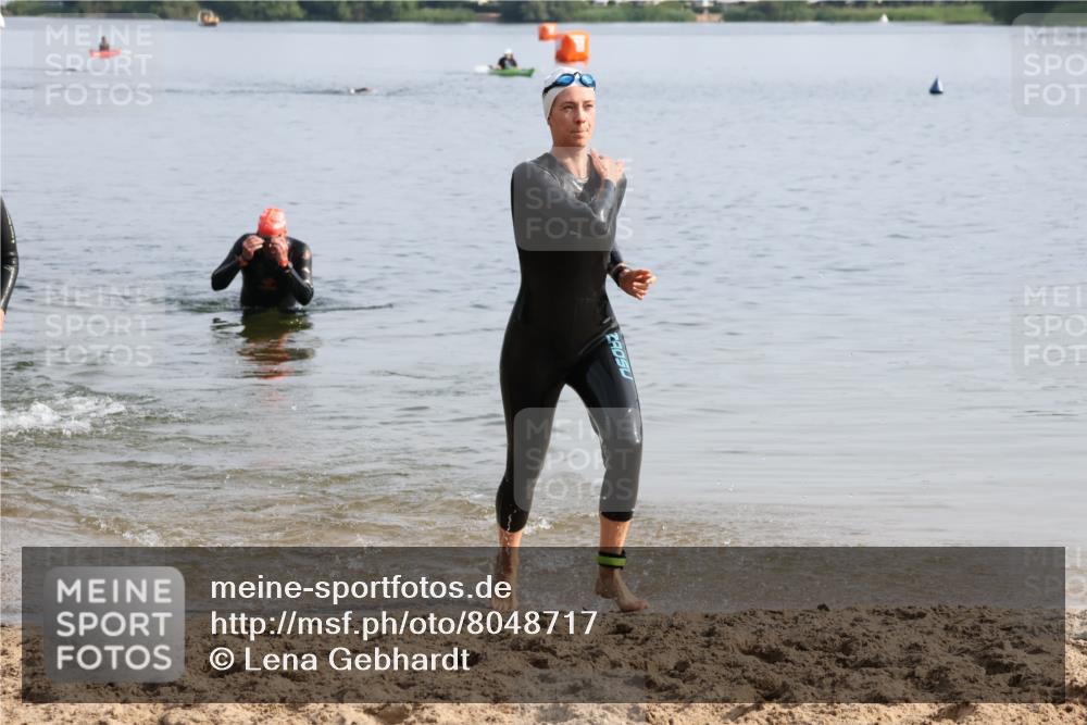 15.06.2025 - 27. Vierlanden-Triathlon Lena Gebhardt http://msf.ph/oto/8048717 15.06.2025 09:06:54 Schwimmen 212, 251 meine-sportfotos.de