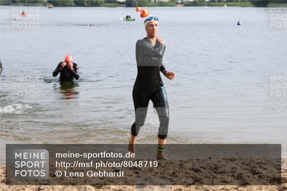 15.06.2025 - 27. Vierlanden-Triathlon Lena Gebhardt http://msf.ph/oto/8048719 15.06.2025 09:06:54 Schwimmen 212, 251 meine-sportfotos.de