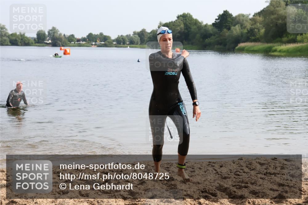 15.06.2025 - 27. Vierlanden-Triathlon Lena Gebhardt http://msf.ph/oto/8048725 15.06.2025 09:06:55 Schwimmen 212, 251 meine-sportfotos.de