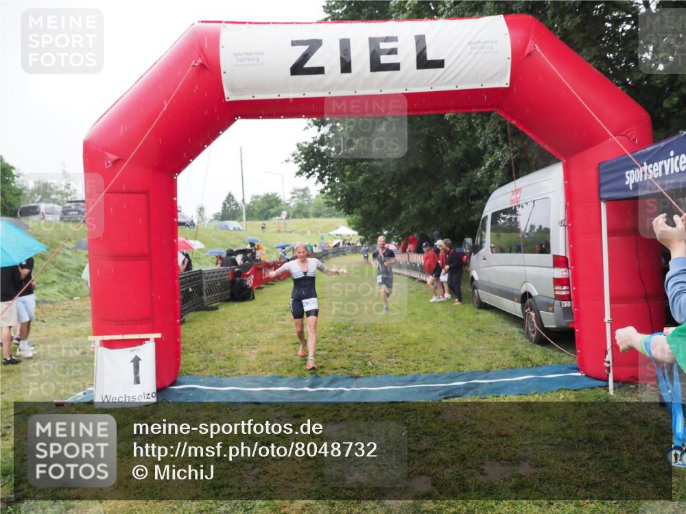 21.06.2025 - 27. Vierlanden-Triathlon MichiJ http://msf.ph/oto/8048732 15.06.2026 14:21:31 Ziel 742, 1205, 1238 meine-sportfotos.de