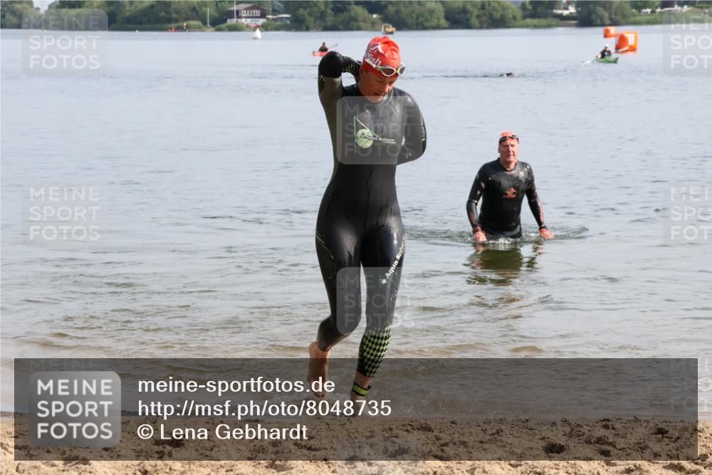 15.06.2025 - 27. Vierlanden-Triathlon Lena Gebhardt http://msf.ph/oto/8048735 15.06.2025 09:06:57 Schwimmen 212, 251 meine-sportfotos.de