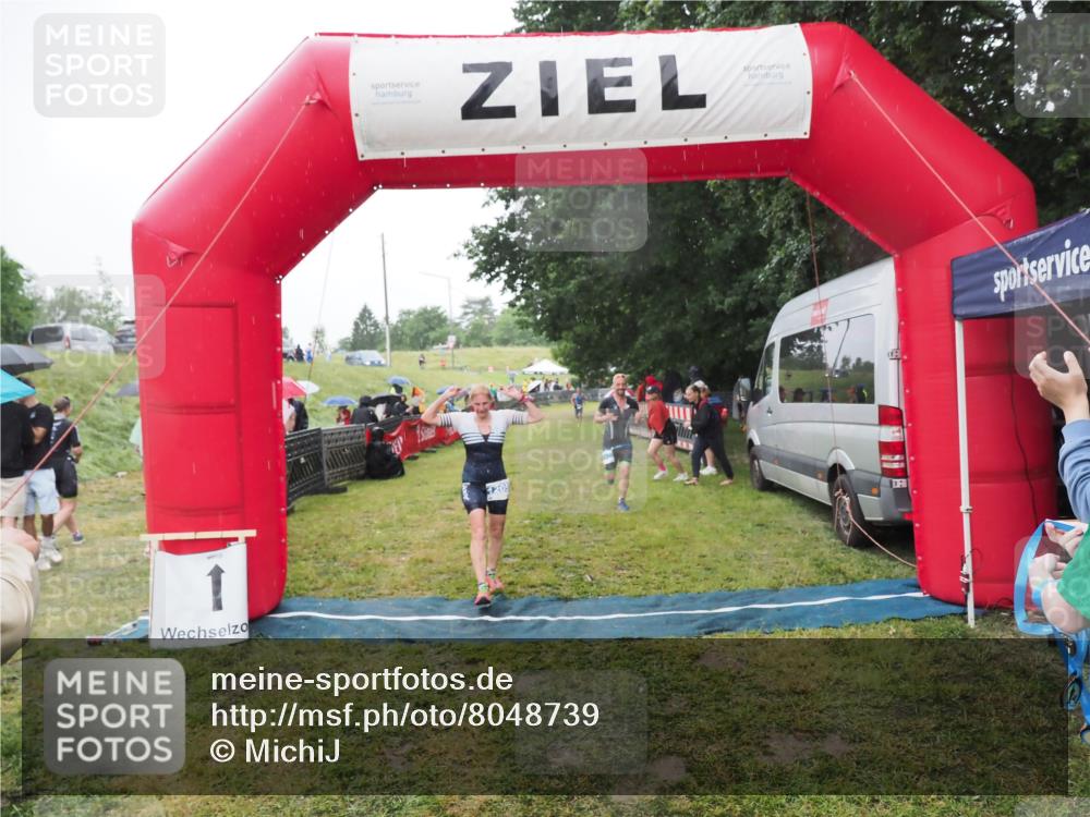 21.06.2025 - 27. Vierlanden-Triathlon MichiJ http://msf.ph/oto/8048739 15.06.2026 14:21:31 Ziel 742, 1205, 1238 meine-sportfotos.de