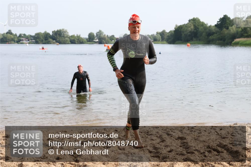 15.06.2025 - 27. Vierlanden-Triathlon Lena Gebhardt http://msf.ph/oto/8048740 15.06.2025 09:06:59 Schwimmen 212, 231, 251 meine-sportfotos.de
