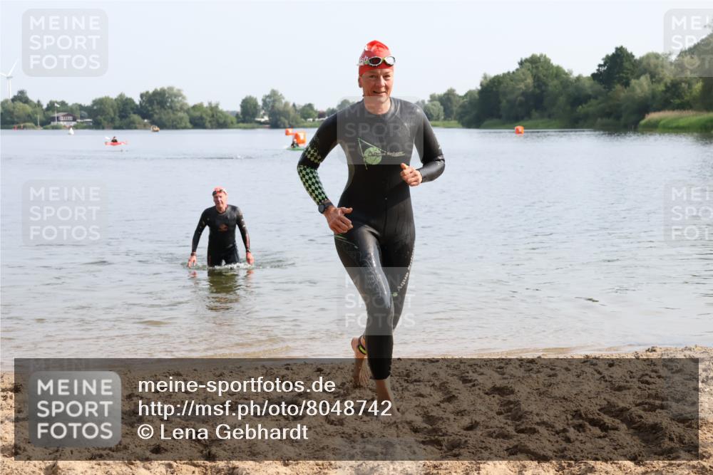 15.06.2025 - 27. Vierlanden-Triathlon Lena Gebhardt http://msf.ph/oto/8048742 15.06.2025 09:06:59 Schwimmen 212, 231, 251 meine-sportfotos.de