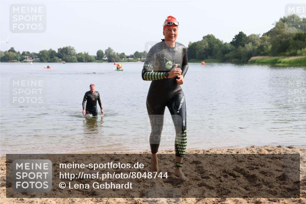 15.06.2025 - 27. Vierlanden-Triathlon Lena Gebhardt http://msf.ph/oto/8048744 15.06.2025 09:06:59 Schwimmen 212, 231, 251 meine-sportfotos.de