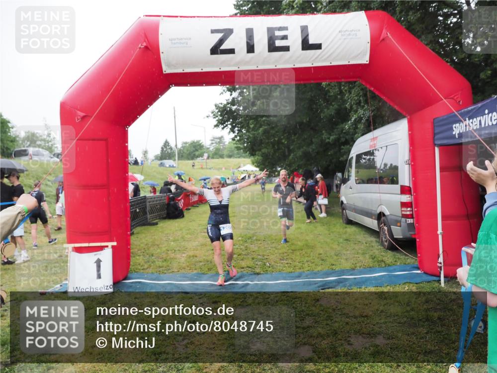 21.06.2025 - 27. Vierlanden-Triathlon MichiJ http://msf.ph/oto/8048745 15.06.2026 14:21:32 Ziel 742, 1205, 1238 meine-sportfotos.de