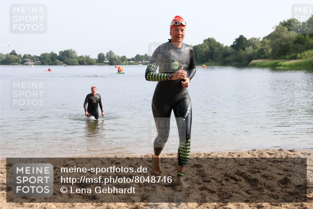 15.06.2025 - 27. Vierlanden-Triathlon Lena Gebhardt http://msf.ph/oto/8048746 15.06.2025 09:06:59 Schwimmen 212, 231, 251 meine-sportfotos.de