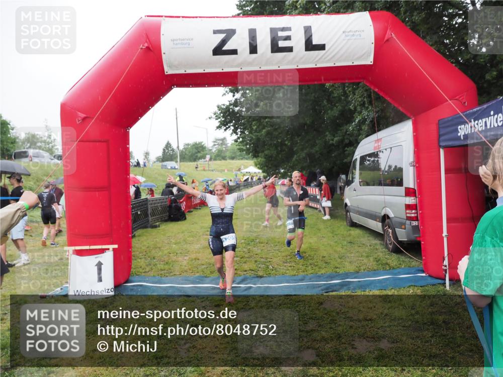 21.06.2025 - 27. Vierlanden-Triathlon MichiJ http://msf.ph/oto/8048752 15.06.2026 14:21:32 Ziel 742, 1205, 1238 meine-sportfotos.de
