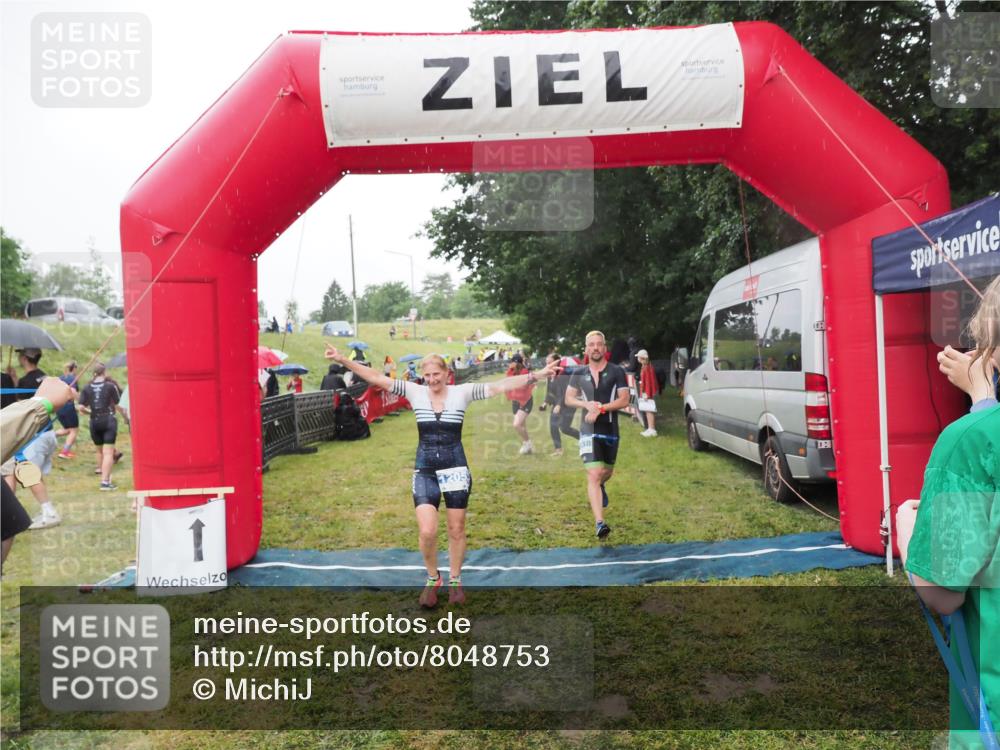21.06.2025 - 27. Vierlanden-Triathlon MichiJ http://msf.ph/oto/8048753 15.06.2026 14:21:32 Ziel 742, 1205, 1238 meine-sportfotos.de
