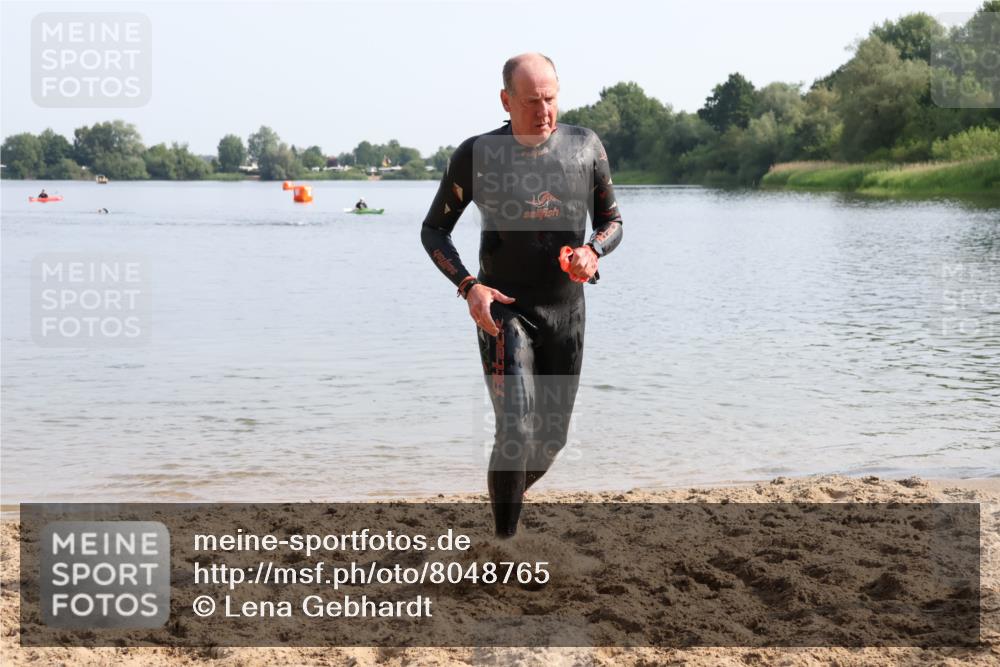 15.06.2025 - 27. Vierlanden-Triathlon Lena Gebhardt http://msf.ph/oto/8048765 15.06.2025 09:07:08 Schwimmen 231, 251 meine-sportfotos.de