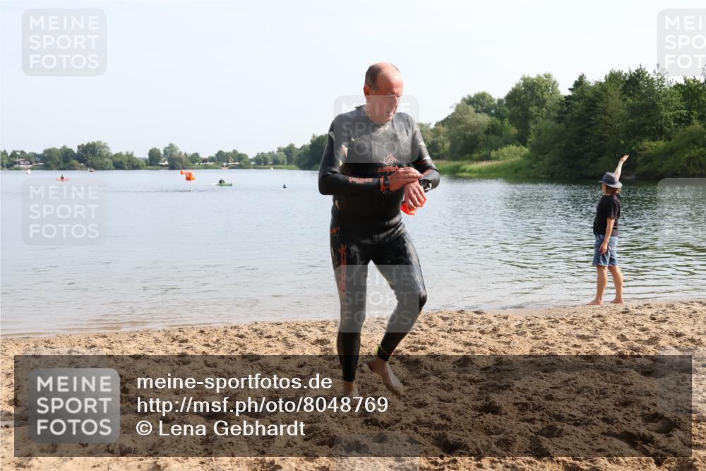15.06.2025 - 27. Vierlanden-Triathlon Lena Gebhardt http://msf.ph/oto/8048769 15.06.2025 09:07:09 Schwimmen 231, 251 meine-sportfotos.de