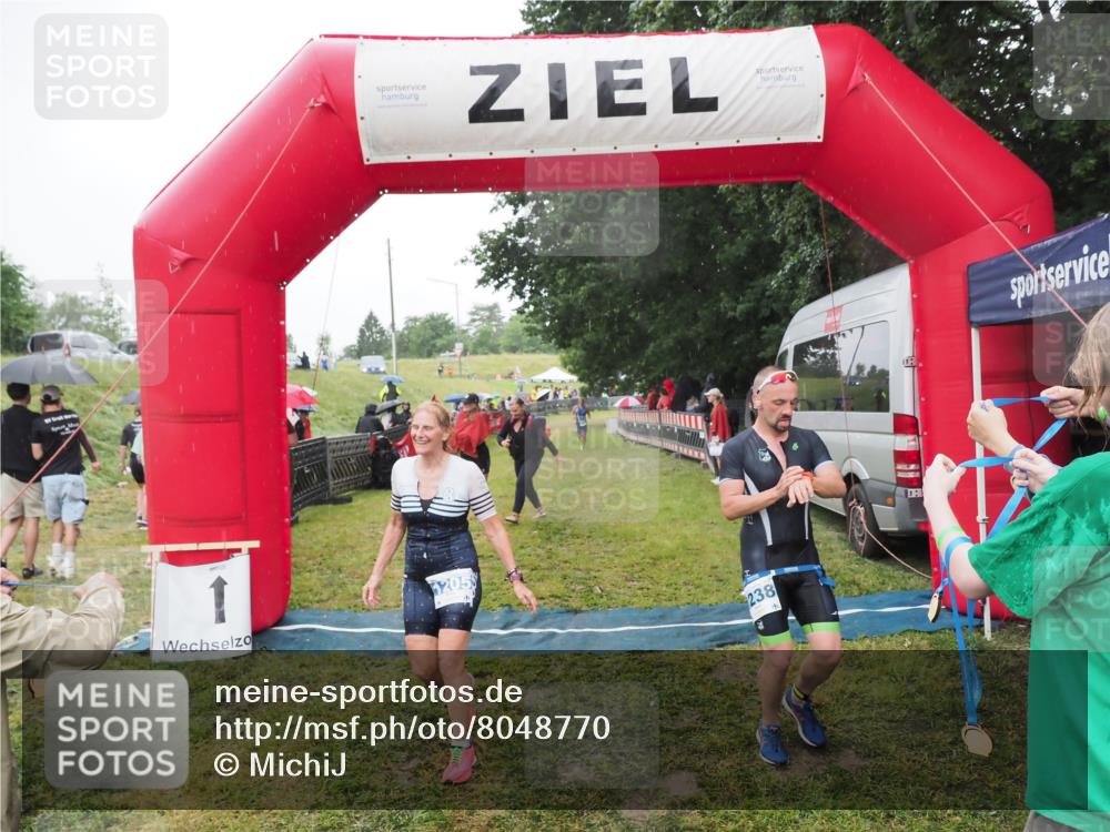 21.06.2025 - 27. Vierlanden-Triathlon MichiJ http://msf.ph/oto/8048770 15.06.2026 14:21:33 Ziel 1205, 1238 meine-sportfotos.de