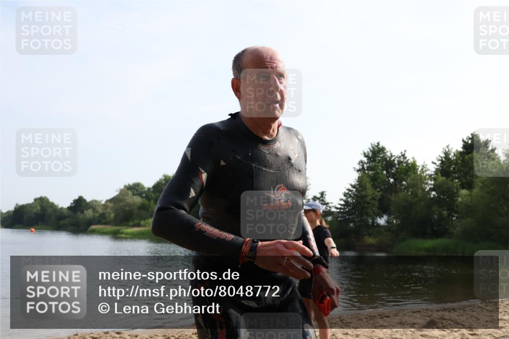 15.06.2025 - 27. Vierlanden-Triathlon Lena Gebhardt http://msf.ph/oto/8048772 15.06.2025 09:07:10 Schwimmen 231 meine-sportfotos.de