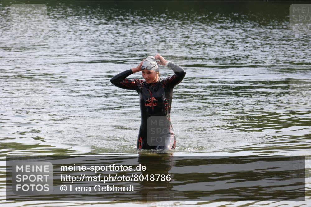 15.06.2025 - 27. Vierlanden-Triathlon Lena Gebhardt http://msf.ph/oto/8048786 15.06.2025 09:08:26 Schwimmen 226 meine-sportfotos.de
